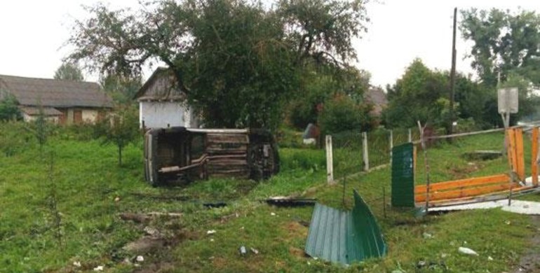 На Рівненщині п'яний водій зніс автобусну зупинку: постраждала жінка